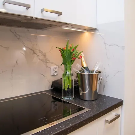 Maya's Flats & 49 - Spacious 3 *