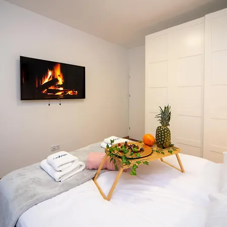 Maya's Flats & 49 - Spacious 3 *