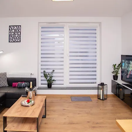 Maya's Flats & 49 - Spacious 3 *