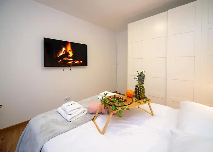 Maya's Flats & 49 - Spacious 3 *