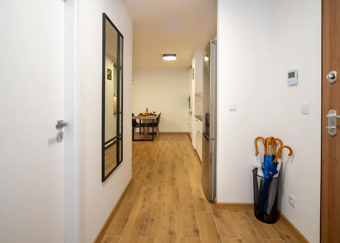 Maya's Flats & 49 - Spacious 3 *