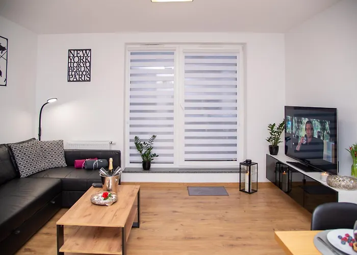 Maya's Flats & 49 - Spacious 3 *