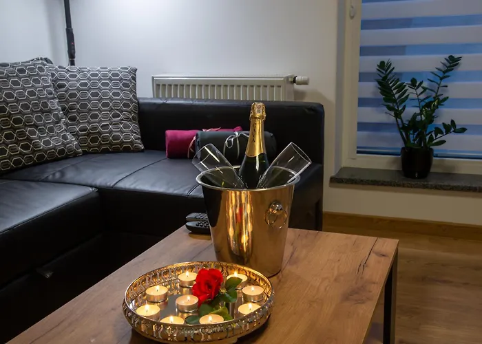 Maya's Flats & 49 - Spacious 3 *