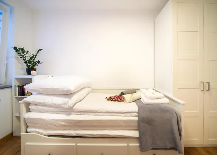 Maya's Flats & 49 - Spacious 3