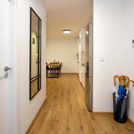 Maya's Flats & 49 - Spacious 3 *